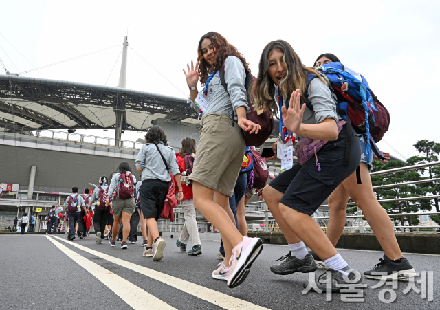 2023 세계스카우트잼버리 폐영식과 K팝 슈퍼라이브 콘서트가 열린 11일 상암월드컵경기장으로 대원들이 이동하고 있다. 사진공동취재단