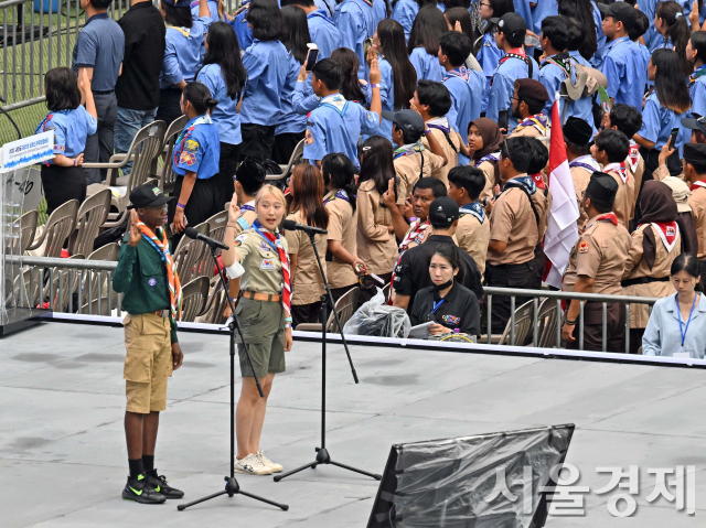 ‘아듀 잼버리’ K팝 콘서트 성황…4만명 모여 2시간 빗속 떼창