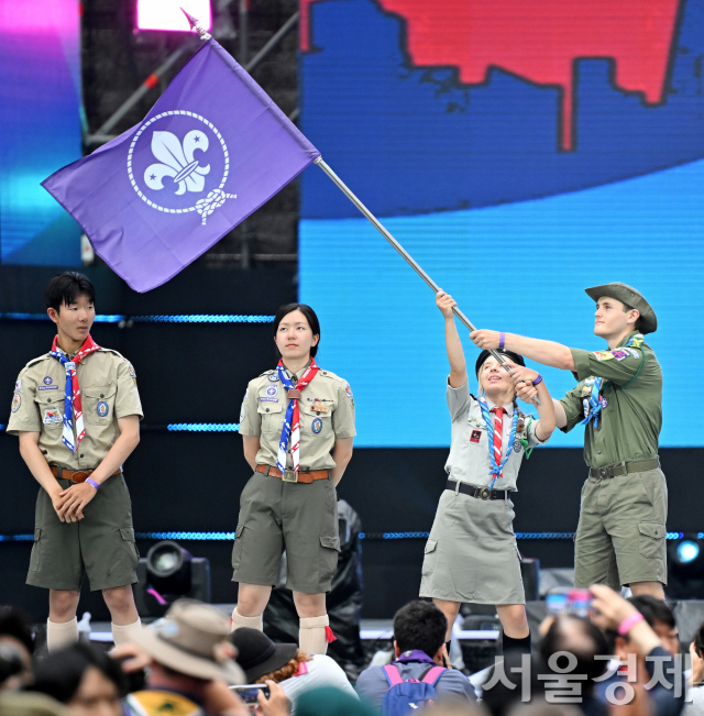 11일 오후 서울 마포구 상암월드컵경기장에서 열린 ‘2023 세계스카우트잼버리 폐영식에서 대한민국 대표 대원이 차기 개최국 폴란드에 연맹기를 전달하고 있다. 사진공동취재단