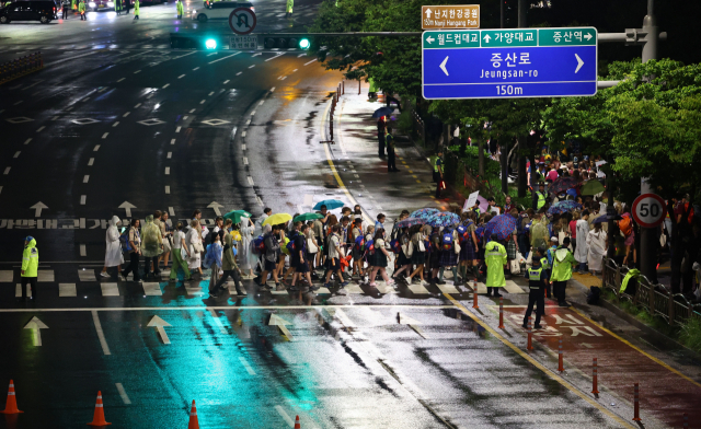 11일 오후 마포구 상암동 서울월드컵경기장에서 2023 새만금 세계스카우트잼버리 폐영식과 K팝 슈퍼 라이브 콘서트 관람을 마친 세계스카우트 대원들이 경기장을 나와 버스로 향하고 있다. 연합뉴스