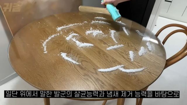 한 유튜버가 풋샴푸 '온더바디 발을씻자'로 테이블 유리를 닦고 있다. /사진 출처=유튜브 채널 '귀곰' 캡처