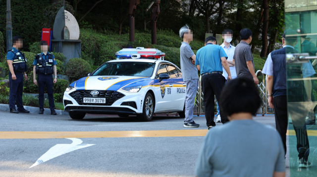 지난 8일 흉악범죄 예고 글로 학교가 일시 폐쇄된 서울 시내의 한 고등학교에 경찰관이 배치돼 있다. 연합뉴스