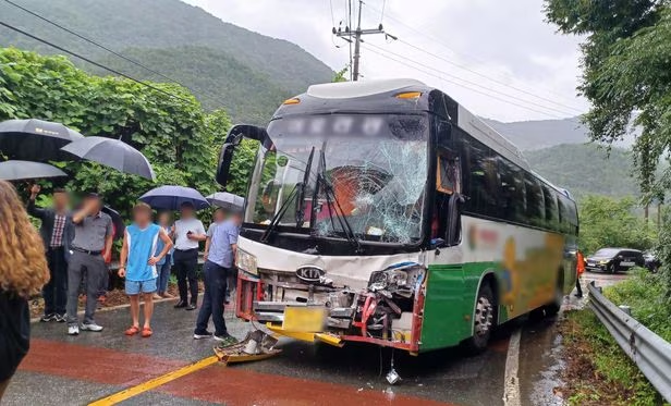 지난 9일 전남 순천시 서면 운평리 도로에 2023 세계 스카우트 잼버리 대회에 참가했다가 퇴영한 스위스 스카우트 대원들이 탄 버스가 시내버스와 충돌한 뒤 멈춰 있다. 전남소방본부