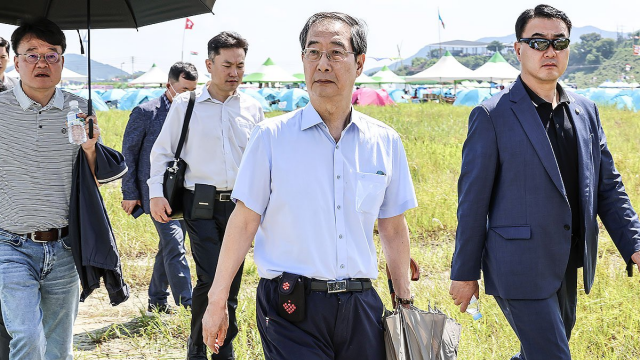 한덕수 국무총리가 지난 5일 새만금 세계스카우트잼버리 대회 현장을 찾아 폭염 대응 상황 및 지원현황 등을 점검하고 있다. 연합뉴스