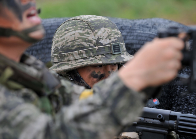 兵목숨은 안중에도 없나…구멍 뚫리는 방탄헬멧·20년 된 방탄복 작전에 활용[이현호 기자의 밀리터리!톡]