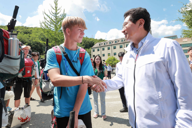 이상일 용인시장이 지난 8일 명지대학교 기숙사를 찾아 이곳에 묵는 새만금 잼버리 조기퇴영 스카우트 대원들을 격려하고 있다. 사진 제공 = 용인시