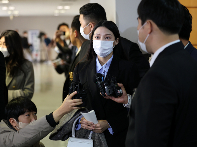 조국 전 법무부 장관 딸 조민씨가 지난 3월 16일 부산대 의학전문대학원 입학허가 취소 관련 재판에 증인으로 출석하고 있다. 부산=연합뉴스