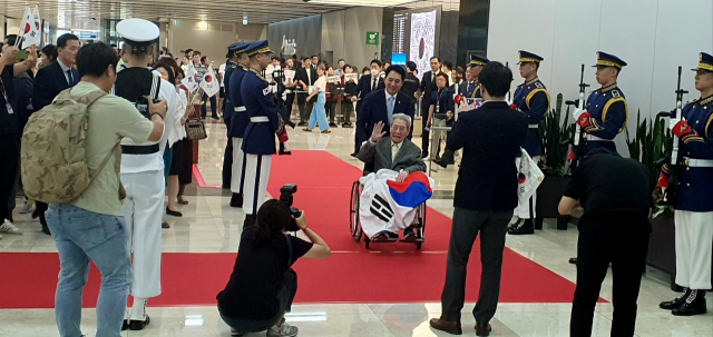 ‘한국광복군 제3지대’ 출신으로 일본에 생존해 있는 유일한 독립유공자인 오성규 애국지사가 13일 오후 김포공항을 통해 귀국하고 있다. 김포=이현호 기자