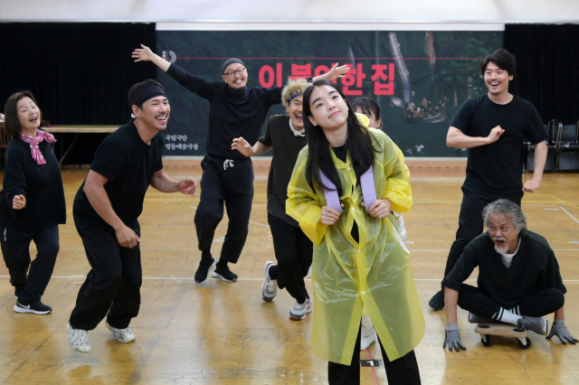 11일 서울 용산구 국립극단 스튜디오 하나에서 열린 연극 '이 불안한 집' 연습실 공개에서 배우들이 1막을 시연하고 있다. 사진 제공=국립극단