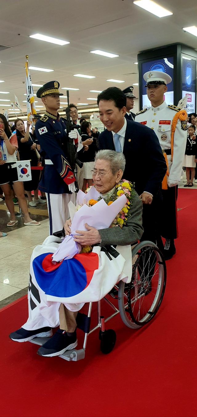 100세에 돌아온 독립영웅 오성규 지사 '日서 죽을 순 없어…조국에 묻히고 파'