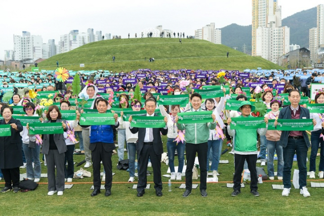 순천시는 지난 3월 23일 2023순천만국제정원박람회 개최가 10여 일을 앞두고 오천그린광장 오천언덕 옆에서 성공 개최를 위한 28만 시민 다짐대회를 개최했다. 이번 순천만국제정원박람회의 성공 가도는 철저한 시민의식도 한 몫 했다는 평가다. 사진 제공=순천시