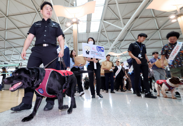 25일 오후 인천국제공항 제1터미널 출국장에서 관세청 직원들이 마약 탐지견 유로, 덱스터와 함께 마약류 밀반입 예방 캠페인을 펼치고 있다. 관세청은 이날부터 다음 달 31일까지 전국 주요 공항세관을 중심으로 출국 여행객 등을 대상으로 마약류 밀반입 예방 캠페인을 진행한다. 연합뉴스