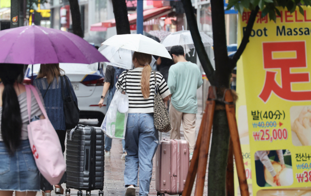 지난 11일 관광객 등이 서울 명동 거리를 이동하고 있다. 중국이 자국민의 한국 단체여행을 허용하기로 함에 따라 국내 여행업계를 비롯해 항공, 호텔, 면세 업계 등의 기대감이 고조되고 있다. 연합뉴스