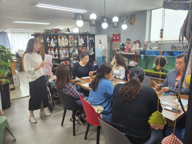 수강생들이 ‘담소공방 동네배움터’에서 ‘나만의 인형과 미니어처 만들기’ 수업을 받고 있다. 사진 제공=중구청