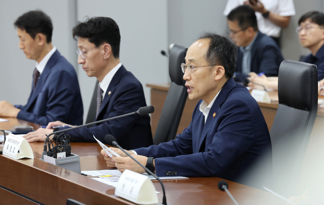 추경호(오른쪽) 부총리 겸 기획재정부 장관이 14일 정부세종청사에서 국유재산정책심의위원회를 주재하고 있다. 연합뉴스