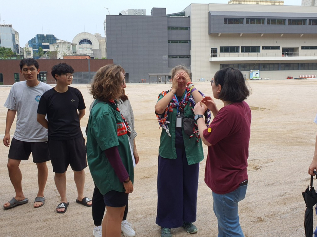 지난 13일 홍익대 기숙사를 떠나는 스위스 잼버리 단원들이 아쉬움에 눈물을 흘리고 있다. 사진 제공=마포구청