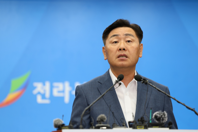 김관영 전북도지사가 14일 전북도청 브리핑룸에서 열린 2023 새만금 세계스카우트잼버리 파행과 관련한 기자회견에서 발언하고 있다. 연합뉴스