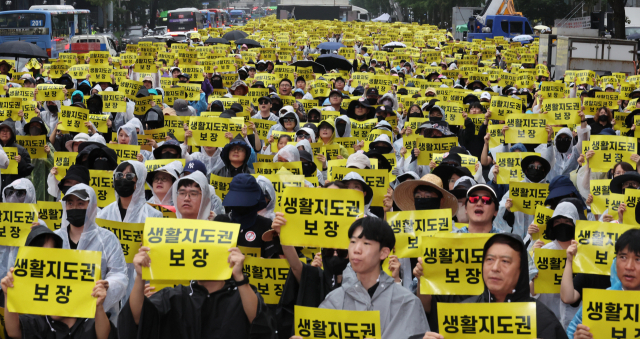 12일 서울 종각역 인근 도로에서 열린 제4차 안전한 교육 환경을 위한 법 개정 촉구 집회에서 참여한 교사 등이 손팻말을 들고 구호를 외치고 있다. 연합뉴스