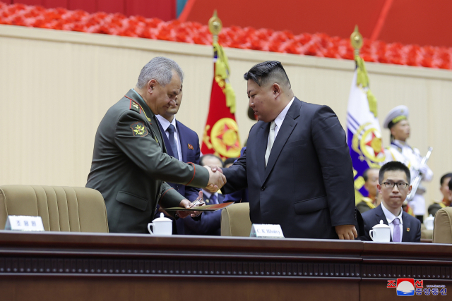 북한 김정은 국무위원장이 참석한 가운데 지난달 27일 '전승절'(6·25전쟁 정전협정기념일) 70주년 기념보고대회가 평양에서 성대히 진행됐다고 조선중앙통신이 28일 보도했다. 이날 행사에 참석한 쇼이구 러시아 국방장관은 푸틴 대통령의 축하연설을 대독했다. 연합뉴스