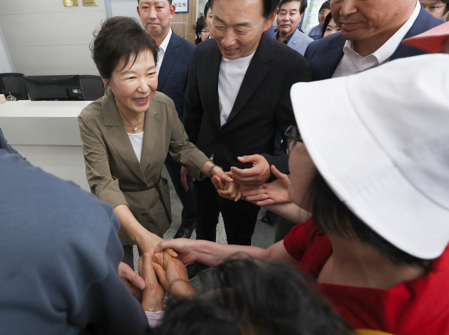 박근혜 전 대통령이 15일 경북 구미시 상모동 박정희 대통령 역사자료관을 방문해 시민들과 인사하고 있다. 연합뉴스