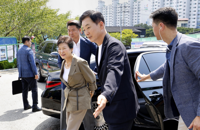 박근혜, 4개월만에 공식 외출…건강 좋아지고 시종일관 밝은 모습