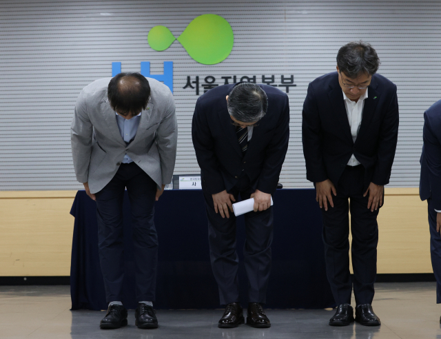 지난 11일 서울 강남구 한국토지주택공사(LH) 서울지역본부에서 열린 무량판 구조가 적용된 아파트 전수조사 관련 기자회견에서 이한준 사장(가운데)과 임원진들이 고개숙여 사과하고 있다. 연합뉴스