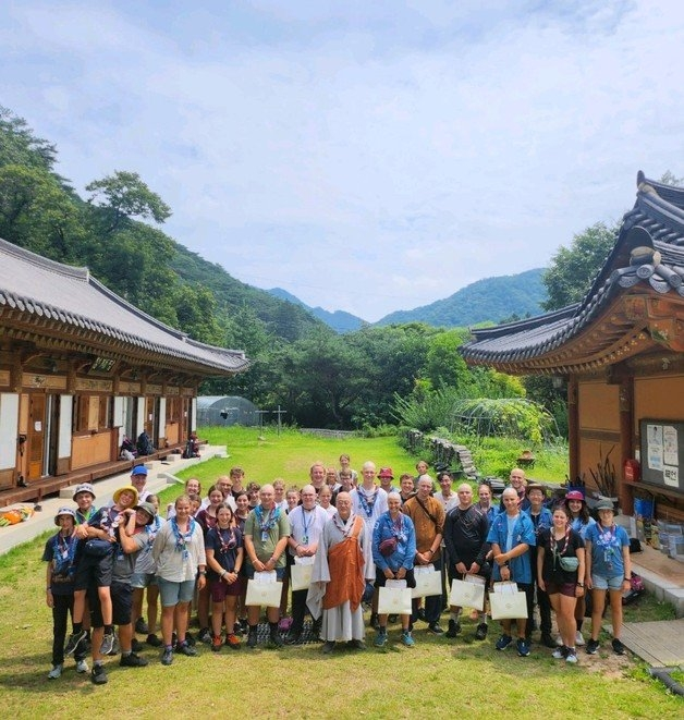 2023세계스카우트 잼버리대회 독일 대원들이 충북 보은 속리산 법주사에서 템플스테이 체험 활동을 마치고 기념 촬영을 하고 있다. 사진=법주사 제공