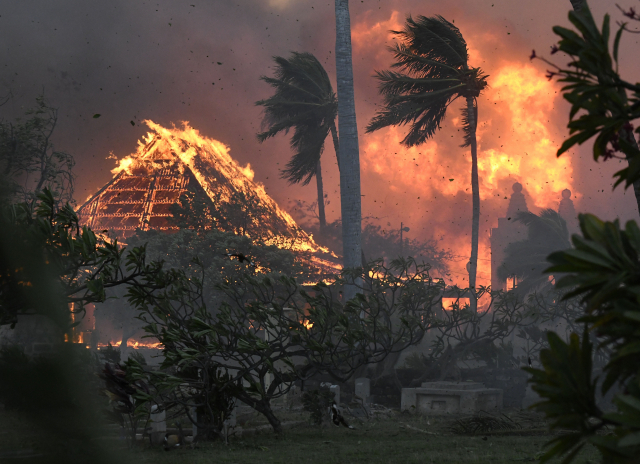 지난 8일 하와이 마우이섬의 와이니 스트리트가 화염에 휩싸여 있다. /AP연합뉴스