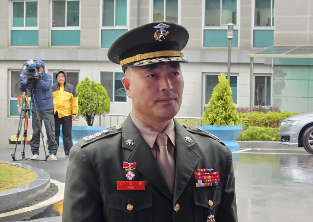 고 채수근 상병 순직 사건 수사와 관련해 집단항명 수괴 혐의로 입건된 박정훈 전 해병대 수사단장이 지난 11일 서울 용산구 국방부 검찰단 앞에서 입장을 밝히기 위해 대기하고 있다. 연합뉴스