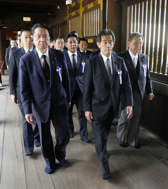 일본 자민당의 아이자와 이치로(가운데) 의원 등 '다함께 야스쿠니 신사에 참배하는 국회의원 모임' 소속 국회의원들이 15일 야스쿠니신사 집단참배에 나서고 있다. 도쿄 교도=연합뉴스