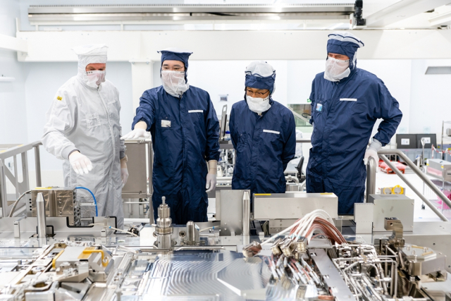 이재용(왼쪽 두 번째) 삼성전자 회장이 네덜란드 ASML의 공장을 살펴보고 있다.
