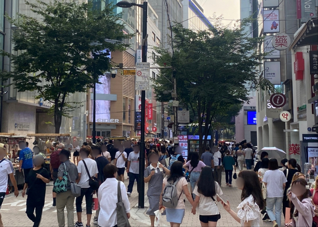 중국인 단체관광객 입국이 재개된 15일 오후 관광객들이 서울 중구 명동 거리 일대를 지나고 있다. 이승령 기자