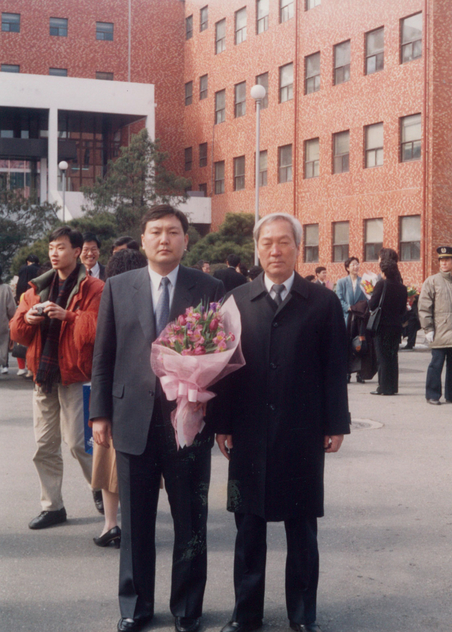 사진은 고인 윤기중 명예교수와 윤석열 대통령. 대통령실 제공