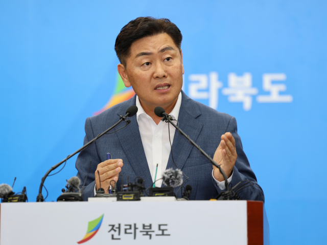 김관영 전북도지사가 14일 전북도청 브리핑룸에서 열린 2023 새만금 세계스카우트잼버리 파행과 관련한 기자회견에서 발언하고 있다. 연합뉴스