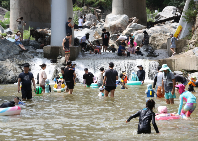 지난 15일 경기도 광주시 남한산성면 뒷말천 계곡에서 피서객들이 물놀이를 하고 있다. 연합뉴스