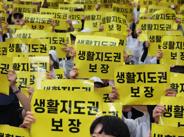 지난 12일 서울 종각역 인근 도로에서 열린 제4차 안전한 교육 환경을 위한 법 개정 촉구 집회에서 참여한 교사 등이 손팻말을 들고 구호를 외치고 있다. 사진=연합뉴스