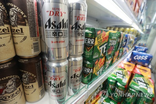 지난달 17일 서울 시내 한 대형마트에 일본 맥주가 진열되어 있다. 연합뉴스