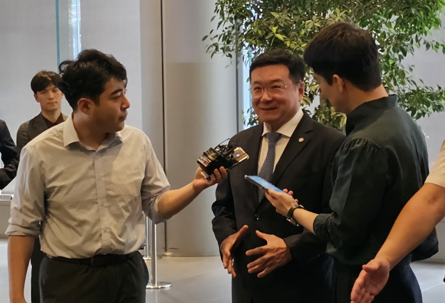 이찬희 삼성준법감시위원회 위원장이 16일 서울 강남구 삼성생명 서초사옥에서 취재진의 질문에 답하고 있다. 진동영기자