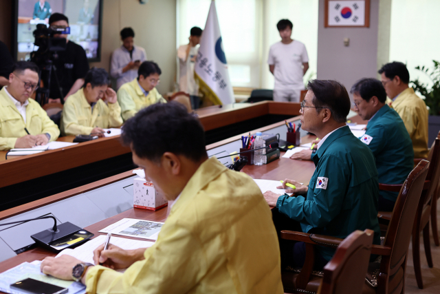 이정식 고용노동부 장관이 1일 오후 서울지방고용노동청에서 열린 폭염대비 장관 주재 긴급 지방관서장 회의에서 모두 발언하고 있다. 연합뉴스