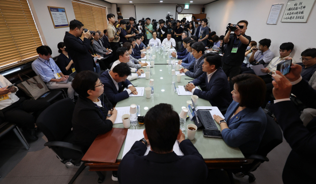 16일 경기도 성남시 중원구 샤니 제빵공장에서 국회 환경노동위원회 박정 (가운데)위원장이 발언하고 있다. 최근 SPC 계열 샤니 제빵공장에서 50대 근로자 A씨가 근무 중 다쳐 심정지 상태로 병원에 옮겨졌으나 결국 숨졌다. 연합뉴스