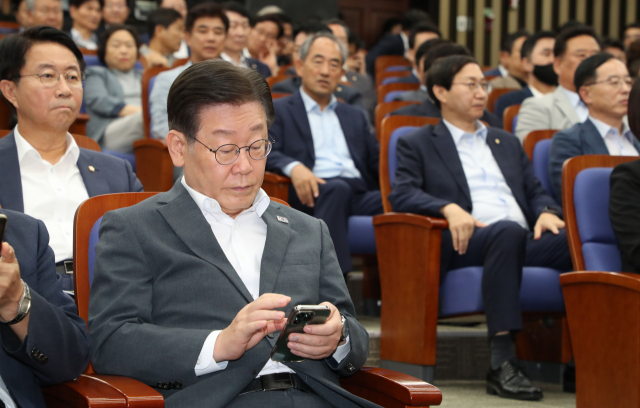 이재명 더불어민주당 대표가 16일 국회에서 열린 의원총회에 참석하고 있다. 권욱 기자