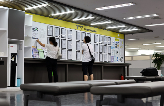 지난 8월 10일 서울 마포구 서부고용복지플러스센터에서 구직자가 일자리정보를 살피고 있다. 연합뉴스