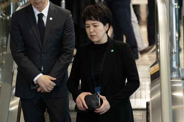 김은혜 대통령실 홍보수석이 16일 서울 서대문구 신촌세브란스병원 장례식장에 마련된 윤석열 대통령의 부친 윤기중 연세대 명예교수의 빈소로 향하고 있다. 연합뉴스