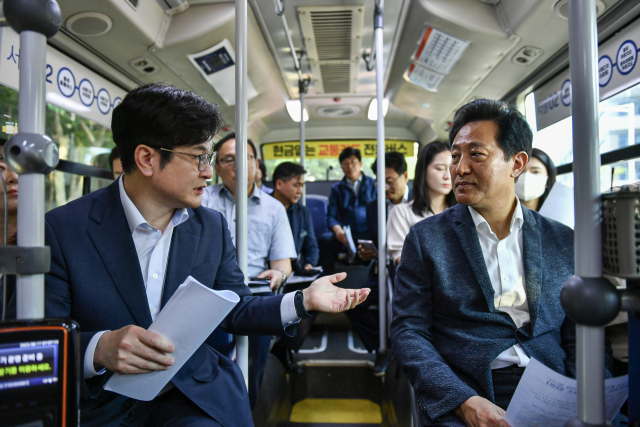 서울동행버스 탄 김병수 김포시장(왼쪽)과 오세훈 서울시장. 사진 제공=김포시