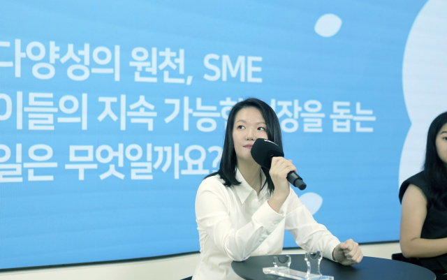 최수연 네이버 대표가 최근 열린 '프로젝트 꽃' 토론에서 임직원들과 중소상공인(SME) 지원 방안을 논의하고 있다. 사진제공=네이버