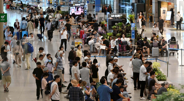 인천국제공항 공항운영 완전 정상화 선포 행사가 열린 17일 인천국제공항 입국장이 많은 이용객들로 붐비고 있다. 공사는 이번 하계 성수기 기간인 7월 25일부터 8월 15일까지 일평균 여객이 코로나19 이전인 2019년 대비 85% 수준을 기록하며 정상궤도를 회복함에 따라 이번 행사를 진행하게 됐다고 말했다. 영종도=권욱 기자 2023.08.17