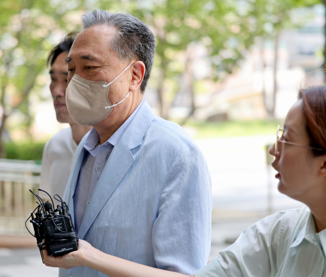 새마을금고중앙회의 펀드 출자 과정에서 금품을 수수한 의혹을 받는 박차훈 새마을금고중앙회장이 17일 오후 구속 전 피의자 심문(영장심사)을 받기 위해 서울동부지법으로 들어서고 있다. 연합뉴스