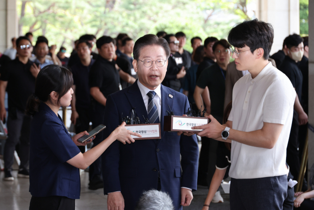 이재명 더불어민주당 대표가 백현동 특혜 개발 의혹과 관련해 피의자 신분으로 조사를 받기 위해 17일 오전 서울 서초동 서울중앙지검 조사실로 향하며 취재진의 질문에 답하고 있다. 연합뉴스