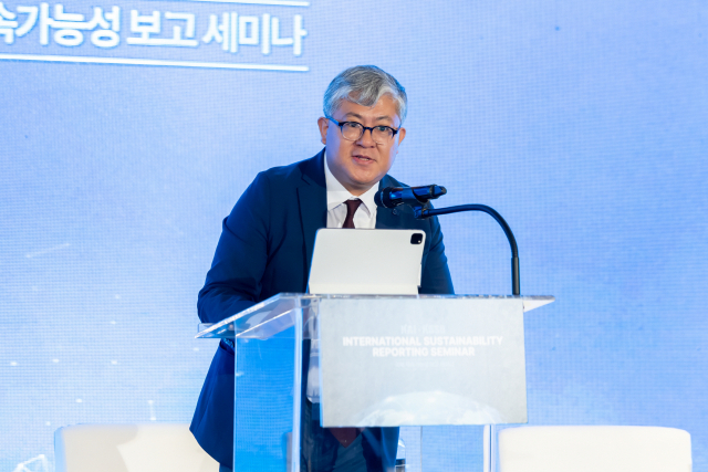 이한상 한국회계기준원장이 17일 서울 종로구 포시즌스 호텔에서 개최한 국제 지속가능성 보고 세미나에 참석해 개회사를 하고 있다. 사진 제공=한국회계기준원