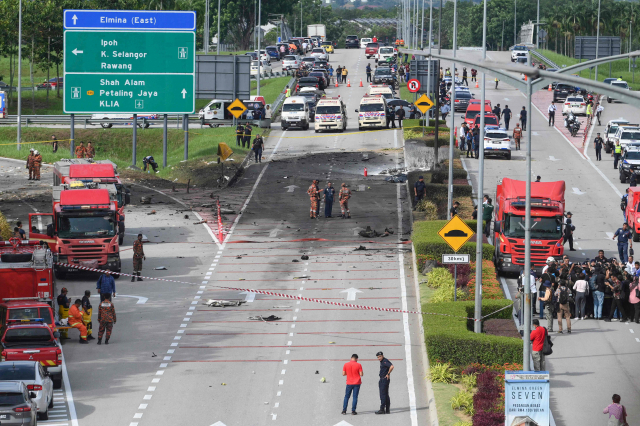 17일(현지시간) 말레이시아 셀랑고르주의 한 도로에 경비행기가 추락해 탑승자 등 10명이 사망했다. AFP 연합뉴스